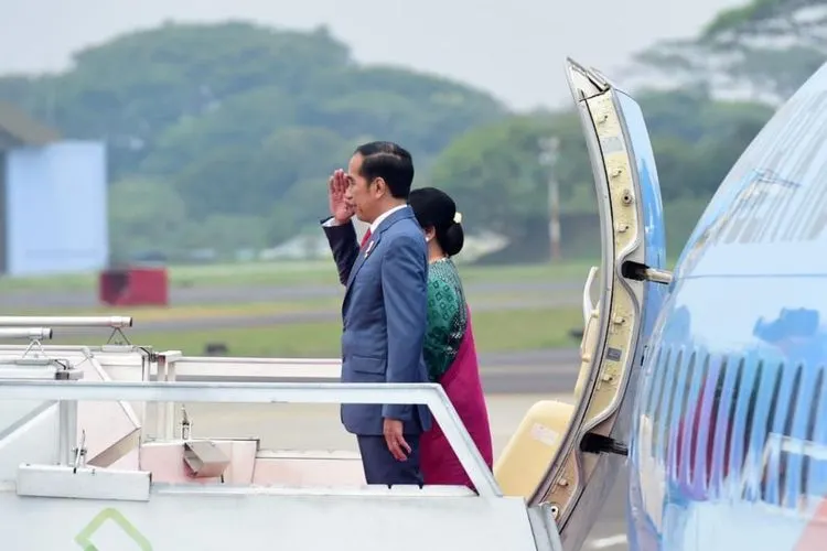 Presiden Jokowi dan Ibu Negara sesaat sebelum bertolak menuju Busan, Korea Selatan, Sabtu lalu (23/11/2019), untuk menghadiri acara KTT ASEAN-RoK, pertemuan bilateral dengan Presiden Moon Jae-in, dan beberapa CEO Korea Selatan. (Twitter @jokowi)