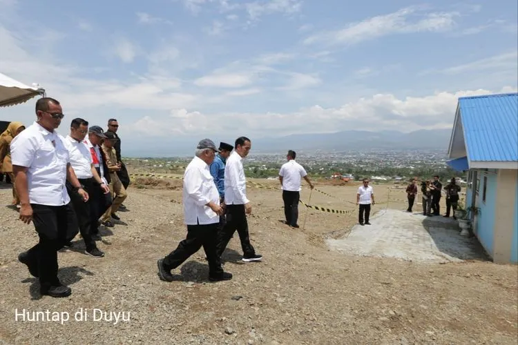 Menteri PUPR, Basuki Hadimuljono (bertopi) menemani Presiden Jokowi mengunjungi Hunian Tetap bagi korban tsunami di Kelurahan Duyu, Kota Palu (Selasa, 29/10/2019)/Biro Komunikasi Publik Kementerian PUPR.