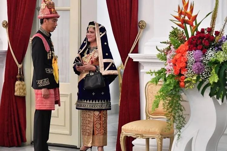 Presiden dan Ibu Negara Iriana Joko Widodo mengenakan pakaian adat Aceh pada perayaan Hari Kemerdekaan RI ke-73 di Istana Merdeka/setneg.go.id