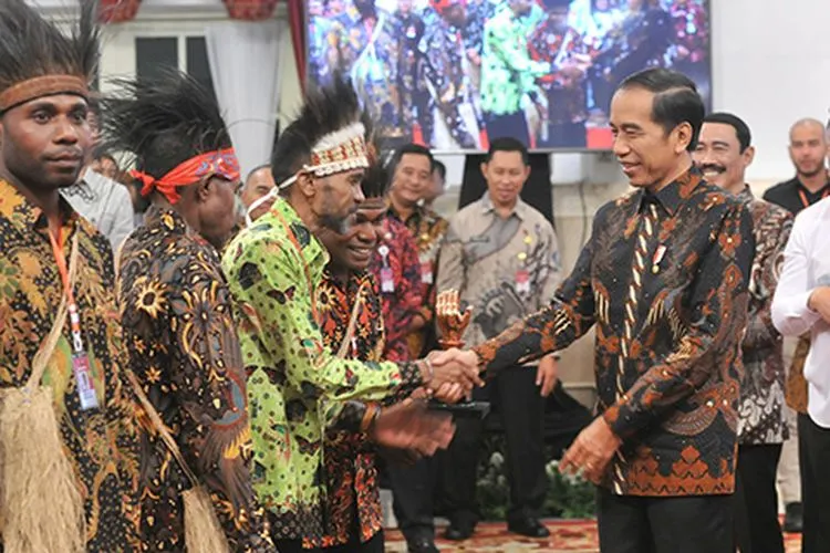 Presiden Jokowi memberikan penghargaan kepada pemenang Festival Gapura Cinta Negeri 2019 asal Papua di Istana Merdeka, 2 September 2019/Setkab.go.id