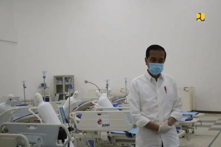 . Presiden Jokowi di ruang penanganan pasien COVID-19 di RS Darurat Wisma Atlet, Kemayoran, Jakarta Pusat, Senin (23/3/2020) (Biro Komunikasi Publik Kementerian PUPR)