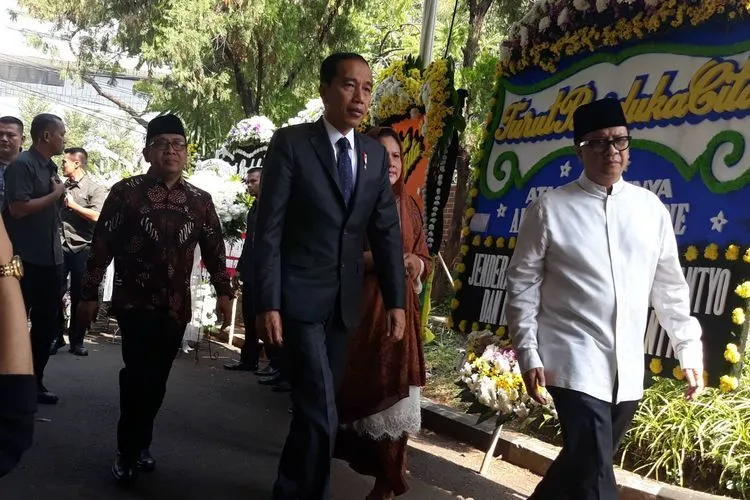 Presiden Jokowi bersama Ibu Negara dan Mensesneg Pratikno (berbatik, di belakang) melayat ke rumah duka BJ Habibie/Kompas