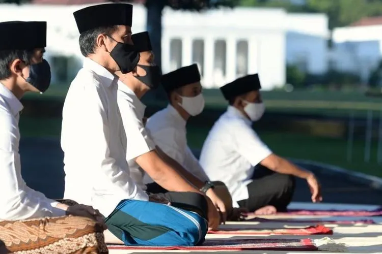Presiden Jokowi melaksanakan Salat Ied di halaman depan Istana Bogor, bersama pasukan pengamanan presiden dan pegawai Istana. (Twitter @jokowi)