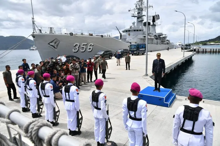 Presiden Jokowi menerima penghormatan saat meninjau KRI Usman Harun 359 dan KRI Karel Satsuit Tubun 356 di Pangkalan Angkatan Laut Terpadu Selat Lampa, Kabupaten Natuna, Rabu (8/1/2020) siang. (Foto: BPMI Setpres)