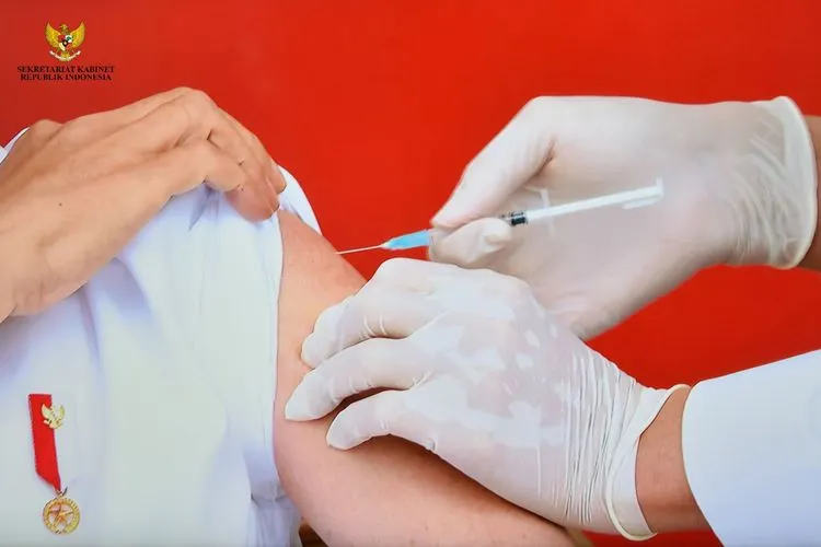 Presiden Jokowi disuntik vaksin Covid-19 oleh vaksinator dokter Abdul Muntholib. (Dok: YouTube Sekretariat Presiden)