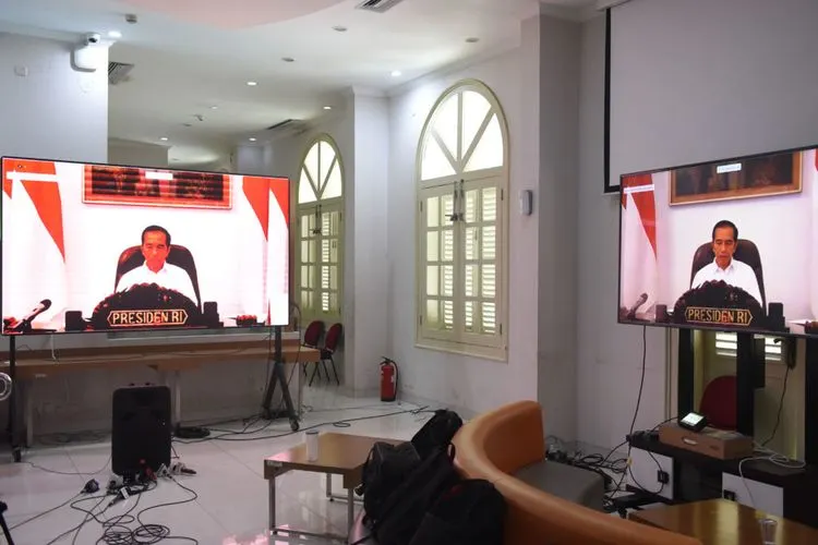 Presiden Jokowi saat memberikan pengantar pada Ratas melalui konferensi video dari Istana Merdeka, Jakarta, Rabu (15/4/2020). (Foto: Humas/Rahmat).