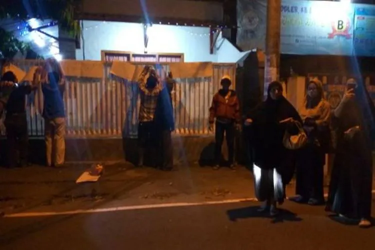 Warga Jl Ki Hajar Dewantara Kelurahan Jombatan, Kabupaten Jombang, Jawa Timur, berdemonstrasi mendatangi salah satu rumah di tepi jalan, Minggu (3/5/2020) malam.[Beritajatim]