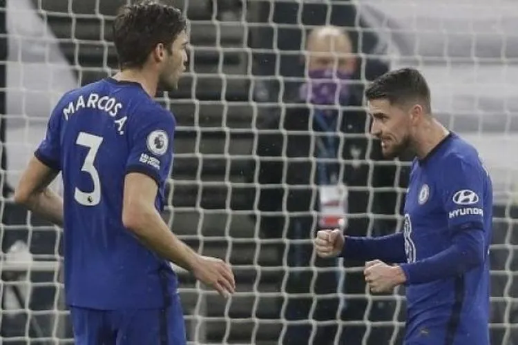 Gelandang Chelsea Jorginho (kanan) merayakan golnya ke gawang Tottenham Hotspur dari titik penalti dalam lanjutan Liga Inggris di Tottenham Hotspur Stadium. Kirsty Wigglesworth / POOL / AFP