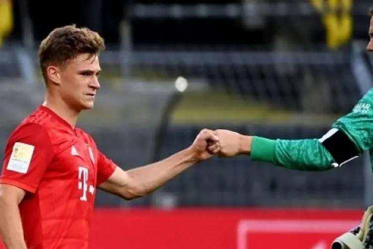 Gelandang Bayern Munich Joshua Kimmich (kiri) merayakan golnya ke gawang Borussia Dortmund bersama kiper Manuel Neuer dalam lanjutan Liga Jerman. (Federico GAMBARINI / POOL / AFP)