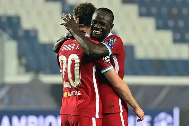 Diogo Jota disambut Sadio Mane usai mencetak gol ke gawang Atalanta. (Twitter UEFA)