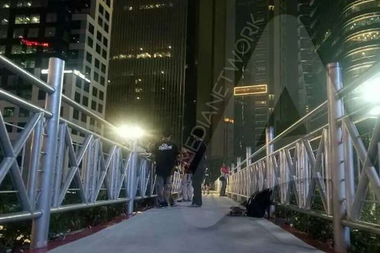 Jembatan Penyeberangan Orang (JPO) tanpa atap di Jalan Jenderal Sudirman. (Ayojakarta.com)