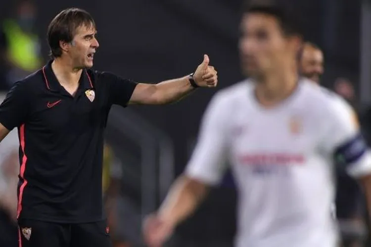 Gestur pelatih Sevilla, Julen Lopetegui pada laga perempatfinal Liga Europa 2019/2020 kontra Wolves, Rabu (12/8/2020) dini hari WIB. [Friedemann Vogel / POOL / AFP]