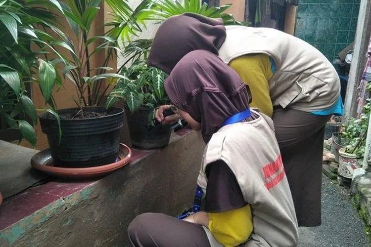 Jumantik cilik melakukan kegiatan pemantauan jentik nyamuk di perumahan warga Kebon Pala, Makasar, Jakarta Timur/Warta Kota-Dwi Rizki