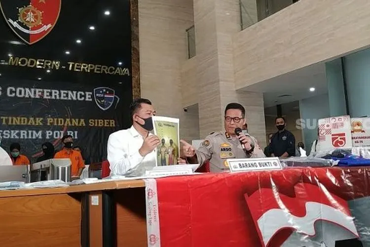 Jumpa pers penangkapan tokoh KAMI di Bareskrim Polri, Kebayoran Baru, Jakarta Selatan, Kamis (15/10/2020). [Suara.com/Yasir]