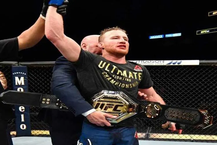 Justin Gaethje menerima sabuk juara kelas ringan interim UFC setelah mengalahkan Tony Ferguson, Minggu (10/5/2020). - (Dok. UFC)