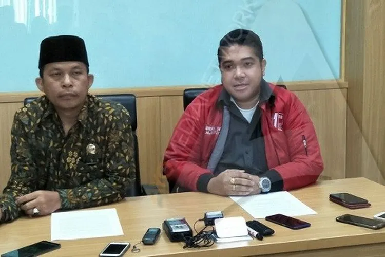 Wakil Ketua Fraksi PSI DKI Jakarta, Justin Adrian (kanan) dan Anggota PSI DKI Jakarta, August Samonangan (Ayojakarta.com -- Aprilia Rahapit)