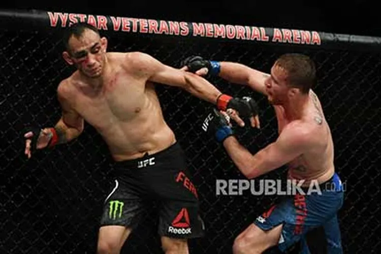 Justin Gaethje (kanan) melepas pukulan ke arah Tony Ferguson (kiri) pada laga UFC 249 di VyStar Veterans Memorial Arena,Florida, AS, Ahad (10/5). May 9, 2020; Jacksonville, Florida, USA; Tony Ferguson (red gloves) fights Justin Gaethje (blue gloves) during UFC 249 at VyStar Veterans Memorial Arena  Foto: Jasen Vinlove-USA TODAY Sports/Reuters