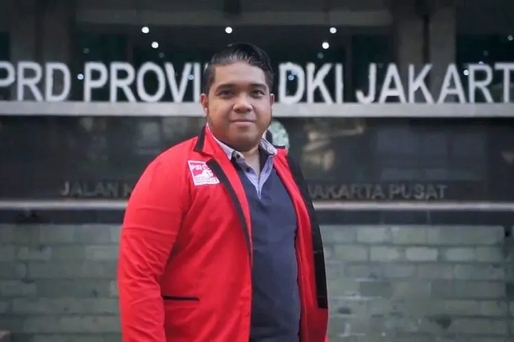 Anggota Komisi D DPRD DKI Jakarta Fraksi Partai Solidaritas Indonesia (PSI), Justin Adrian. (Youtube/Warga Jakarta)