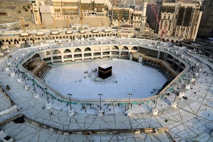 Suasana kosong dari para jemaah di area sekitar Ka'bah di dalam Masjidil Haram, Mekkah, Arab Saudi, Kamis (5/3). (AFP/ABDEL GHANI )