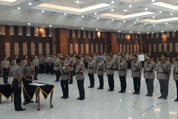 Kapolri Jenderal Polisi Idham Azis resmi melantik Irjen Pol. Listyo Sigit Prabowo sebagai kepala Badan Reserse Kriminal (Kabareskrim) Polri di Gedung Mabes Polri, Jakarta Selatan, Senin (16/12/2019) (Ayojakarta.com/Dhika Alam Noor)