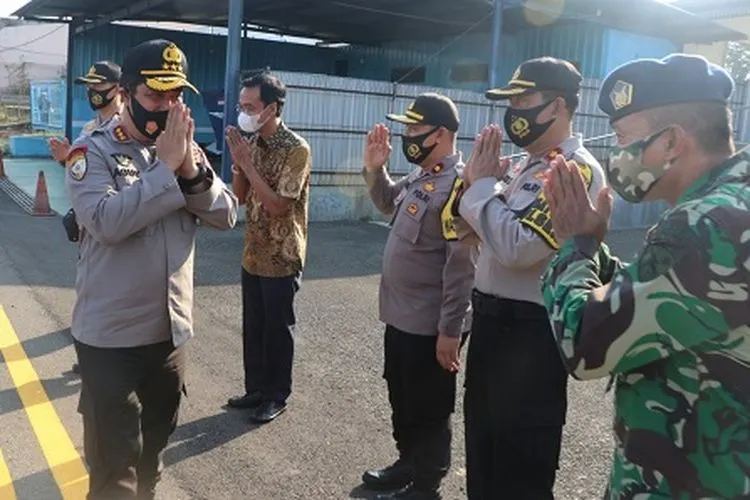 Kabaharkam Polri, Komjen Pol Agus Andrianto di sela pengecekan arus lalu lintas pada libur panjang akhir pekan yang bertepatan dengan Tahun Baru Islam. (dok)