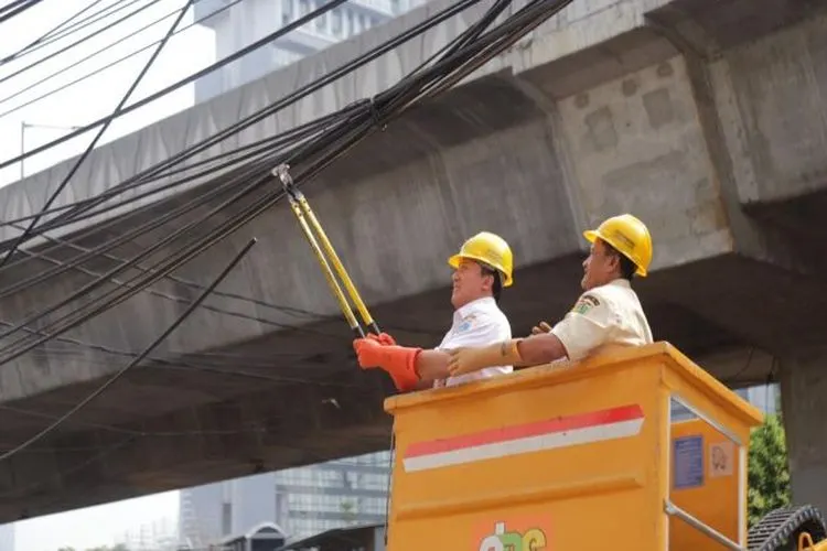 Kabel menjuntai di Jalan Mayestik, Kebayoran Baru, Jakarta Selatan (dok: Twitter @ragiligar)