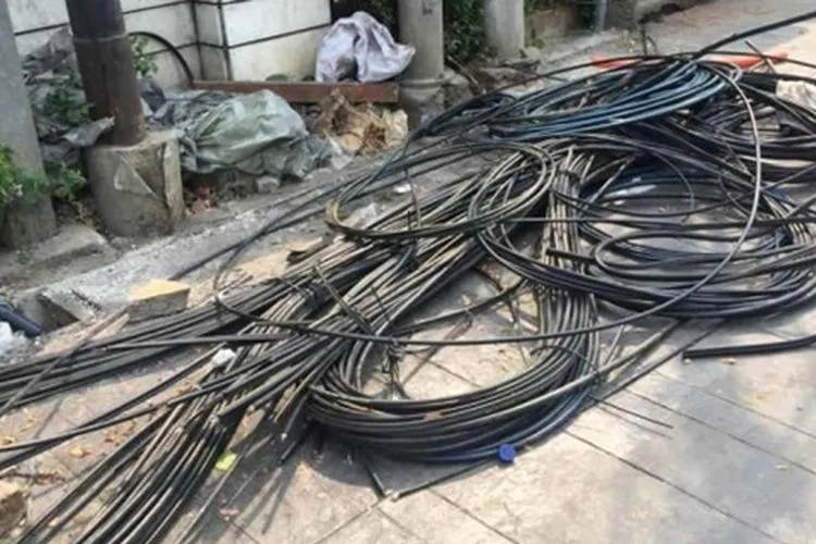 Kabel udara di kawasan Cikini yang ditertibkan pemerintah setempat/kumparan