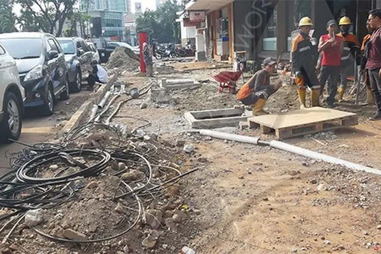 Kerusakan kabel akibat revitalisasi trotoar di Cikini, Jakarta Pusat/Ayojakarta.com