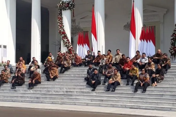 Presiden Jokowi memperkenalkan satu per satu para calon menteri dan pejabat setingkat menteri yang akan menjadi pembantunya selama lima tahun ke depan di Kabinet Indonesia Maju. Pengumuman dilakukan dalam suasana santai di tangga Istana Presiden, Jakarta, Rabu pagi (23/10/2019)/Suara.com (Achmad Fauzi)