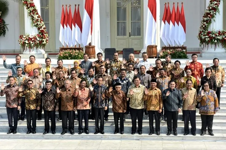 Presiden Jokowi dan Wapres Maruf Amin bersama para menteri dan pejabat setingkat menteri Kabinet Indonesia Maju, di tangga Istana Merdeka, Jakarta, Rabu (23/10/2019)/Setkab.go.id