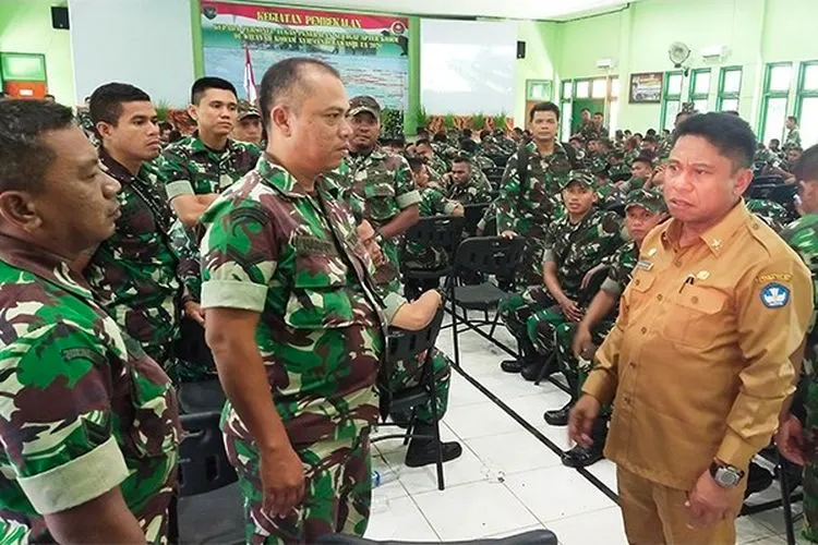 Kadisdik Papua, Christian Sohilait bersama personel Pembekalan Aparat Teritorial Kodim Wilayah Kodam XVII Cenderawasih. (KabarPapua.co/Alan Youwe)