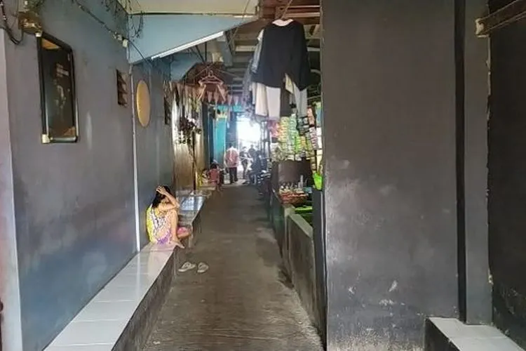 Suasana Gang 27 atau Gang Royal, tempat Kafe Khayangan di Penjaringan, Jakarta Utara. (Suara.com/Stephanus Aranditio)