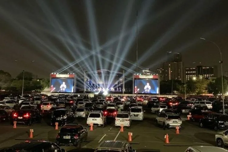 Kahitna di konser drive-in New Live! Experience, JIExpo, Kemayoran, Jakarta Utara, Sabtu (29/8/2020) malam. [Instagram Adib Hidayat]