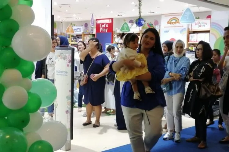 Kahiyang Ayu di peragaan busana dalam pembukaan gerai baru Mothercare di Grand Indonesia mall, Jakarta, Rabu (31/7/2019). (ANTARA)