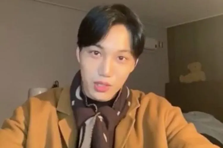 Kai meminta fans penguntit untuk pergi dari rumahnya saat live instagram, Minggu (8/12/2019)/ foto : soompi