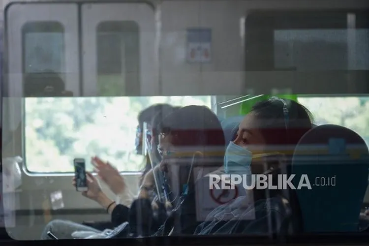 ilustrasi naik kereta/ Republika