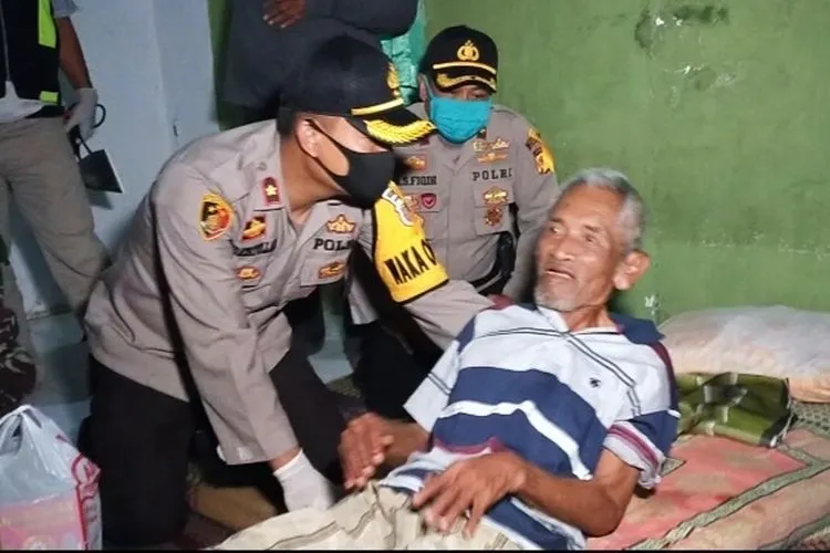Kakek Nurhasan (80) terkulai lemah di rumahnya, Jatiwangi, Kabupaten Majalengka.