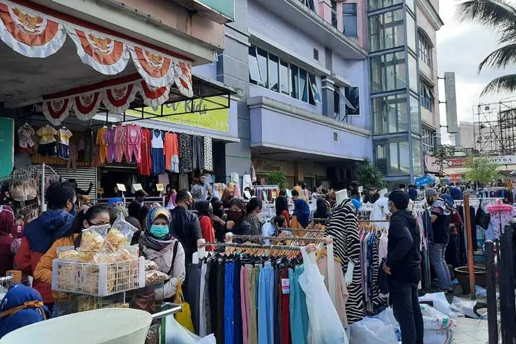 Warga memenuhi pusat perbelanjaan ITC Kebon Kalapa Bandung. (Ayobandung.com/Nur Khansa)