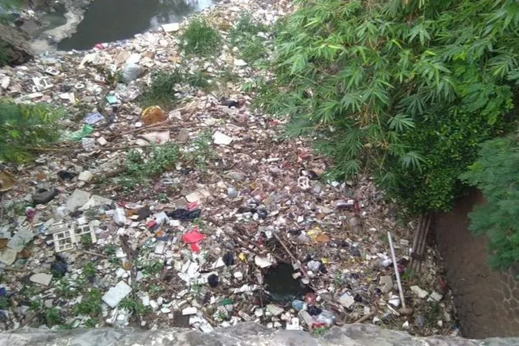 Hamparan sampah menumpuk di sungai Kali Jambe, Tambun Selatan, Kabupaten Bekasi. (republika.co.id)