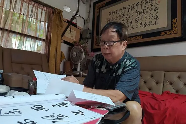 Liong Hwa Hing, salah satu seniman kaligrafi Tiongkok saat ditemui di rumahnya, Kampung Sebandaran 1 Gang II, Kelurahan Gabahan, Kota Semarang. (ayosemarang.com/Vedyana)
