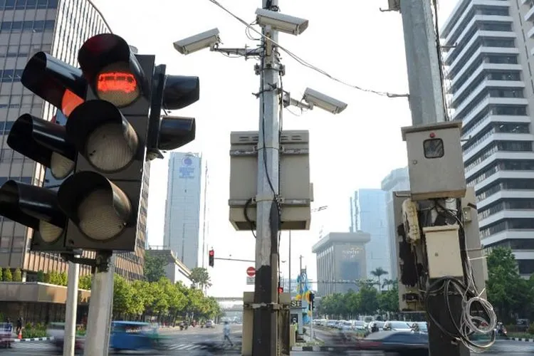 Kamera ETLE yang terpasang di Jalan MH Thamrin, Jakarta Pusat untuk penerapan sistem tilang elektronik. (Antara/Nova Wahyudi)