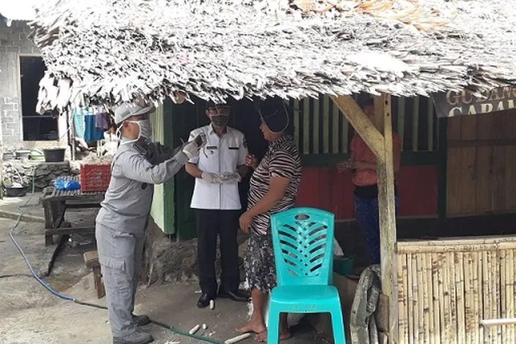 Pembagian masker kepada masyarakat pesisir (Humas Bakamla)