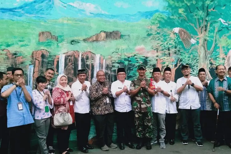 Peresmian Kampung Warna Warni dilakukan langsung oleh Camat Kebayoran Lama, Aroman Nimbang, didampingi Lurah Pondok Pinang, Saidih; Vice President Business Area Cirendeu PT Pegadaian Persero, Sucahya Prabawa Laksana; dan Ketua RW 002 Syarif Hidayatulloh.  (Foto: selatan.jakarta.go.id)