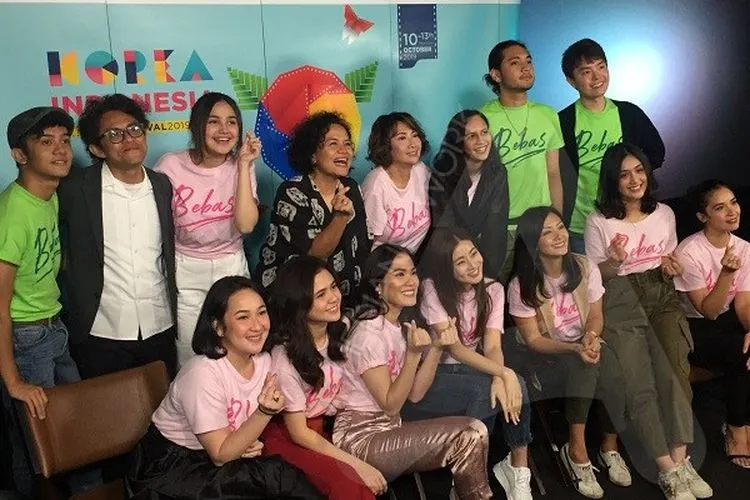 Kang Sora berpose bersama sutradara Riri Reza dan Mira Lesmana, serta para pemain film Bebas saat Pre-Event Korea Indonesia Film Festival 2019 di CGV Grand Indonesia/Ayojakarta.com