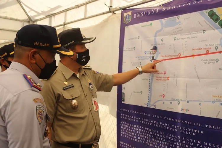Wakil Wali Kota Jakarta Utara, Ali Maulana Hakim bersama Kepala Suku Dinas Perhubungan Jakarta Utara, Harlem Simanjuntak memetakan dua kantong parkir di Pejagalan/dok: utara.jakarta.go.id