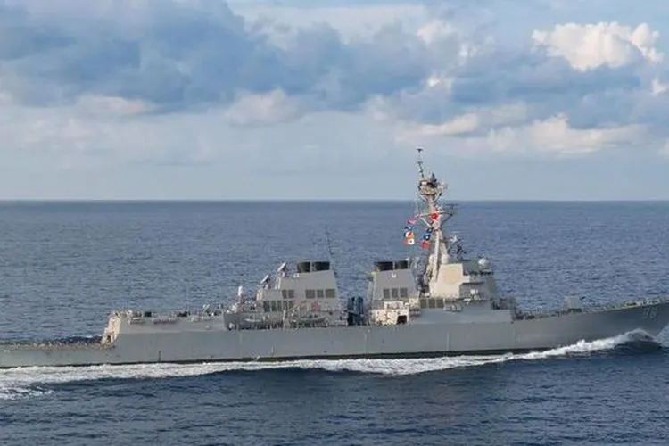 Kapal Perang Preble berlayar di dekat Pulau Scarborough Shoal, Laut China Selatan yang disengketakan Beijing. (Mass Communication Specialist 3rd Class Morgan K. Nall/US Navy/Reuters)