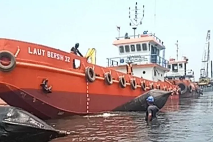Sebagai ilustrasi: Jenazah Hasan Afriandi, ABK asal Lampung yang bekerja kapal ikan China dievakuasi. Jasadnya dikabarkan disimpan di pendingin ikan kapal itu, diduga sejak 20 Juni lalu. (foto: Yude/Batamnews)