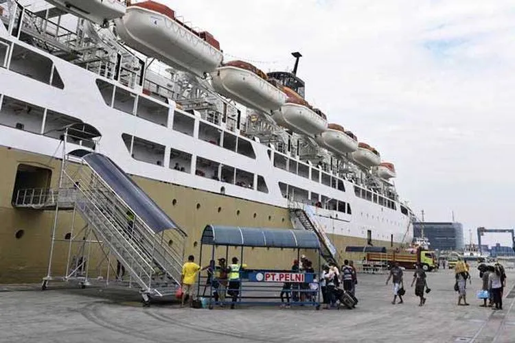 Kapal Penumpang  (Antara-Hafidz Mubarak A)