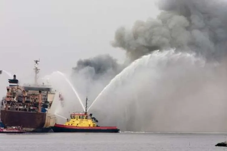 Ilustrasi kapal terbakar [shutterstock/Gertjan Hooijer]