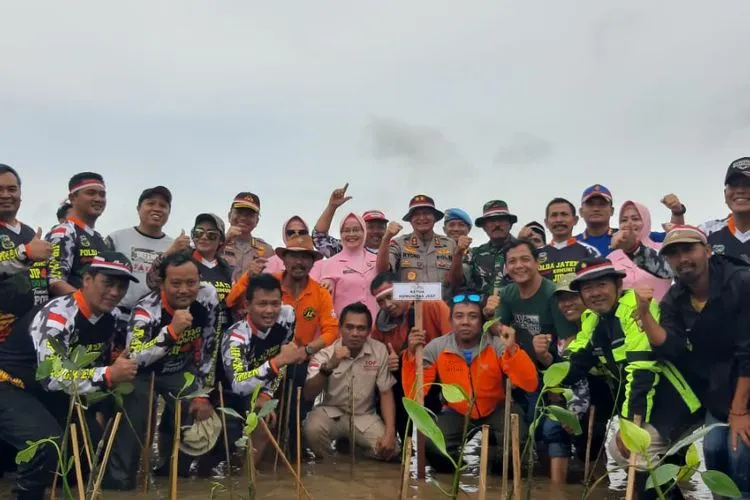 Kapolda Jawa Tengah Irjen Pol Rycko Amelza Dahniel, bersama Pangdam IV/ Diponegoro ,Mayjen TNI Mochammad Effendi, menanam satu juta pohon di pantai Pungkruk, Jepara, Jawa Tengah, Jumat (21/2/2020). (dok Humas Polda Jateng)